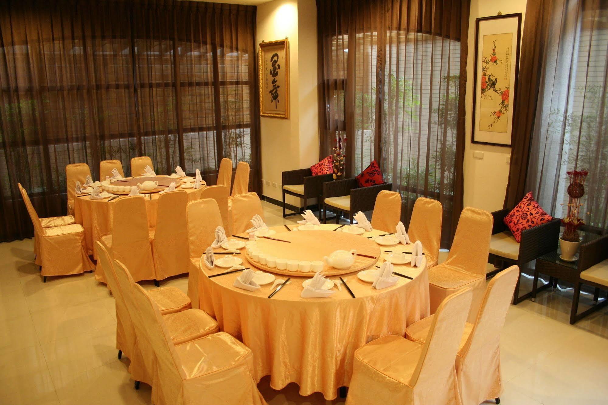 F Hotel - Sanyi Bagian luar foto