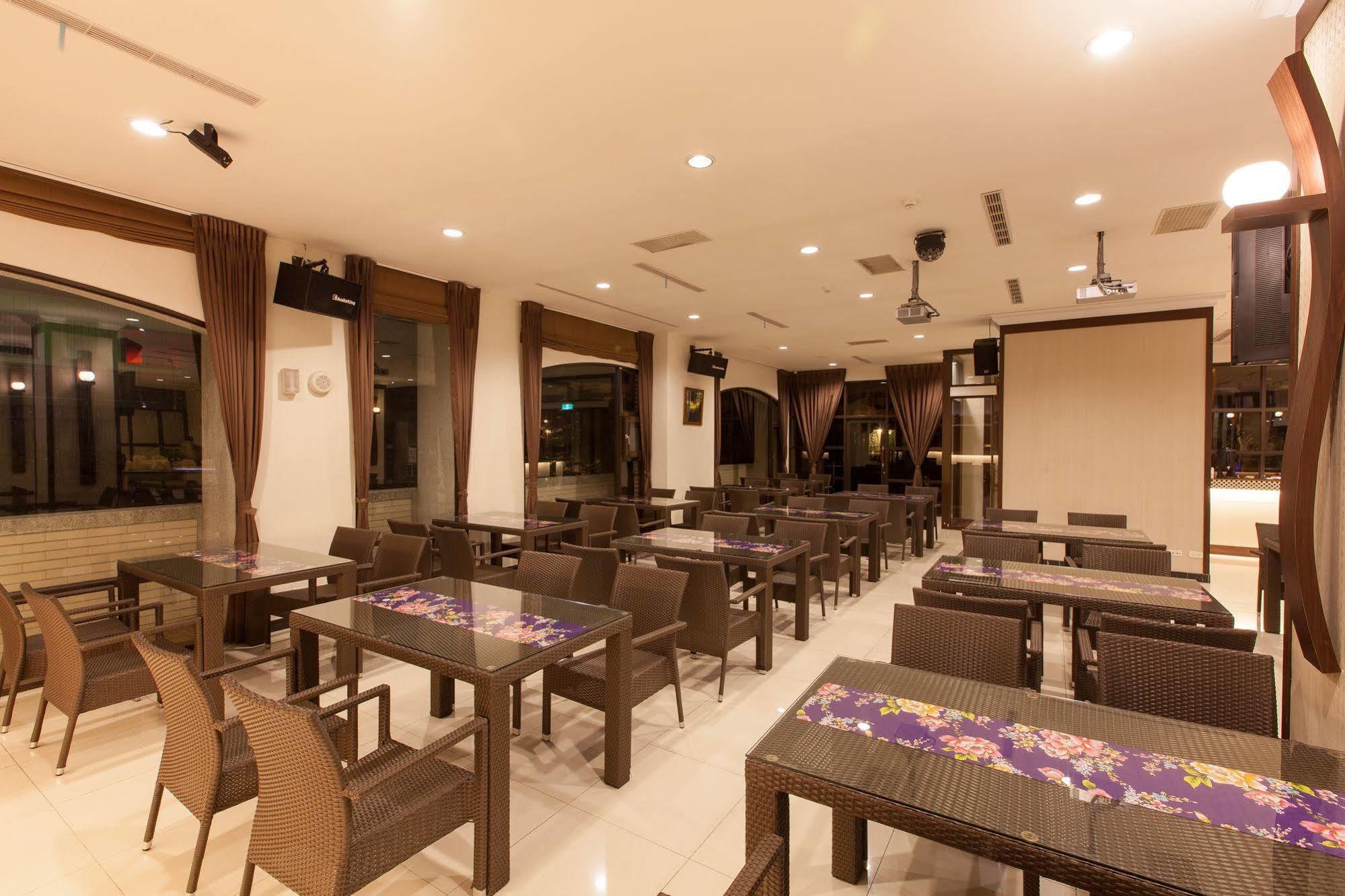 F Hotel - Sanyi Bagian luar foto