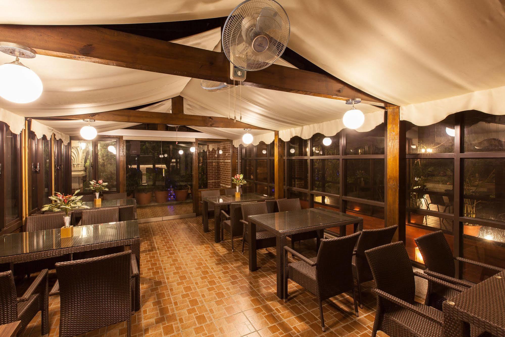 F Hotel - Sanyi Bagian luar foto