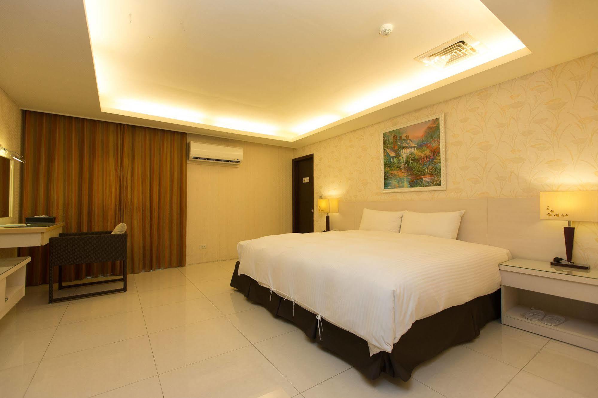 F Hotel - Sanyi Bagian luar foto