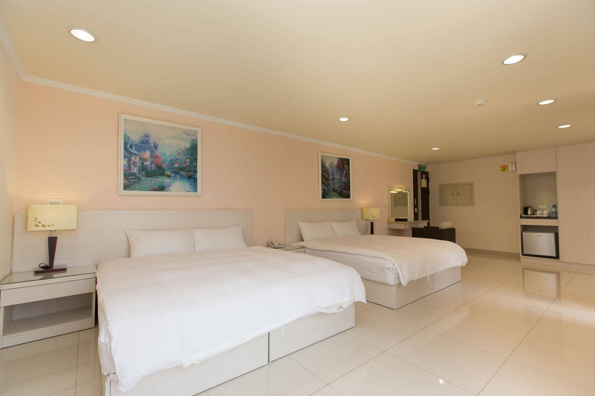 F Hotel - Sanyi Bagian luar foto